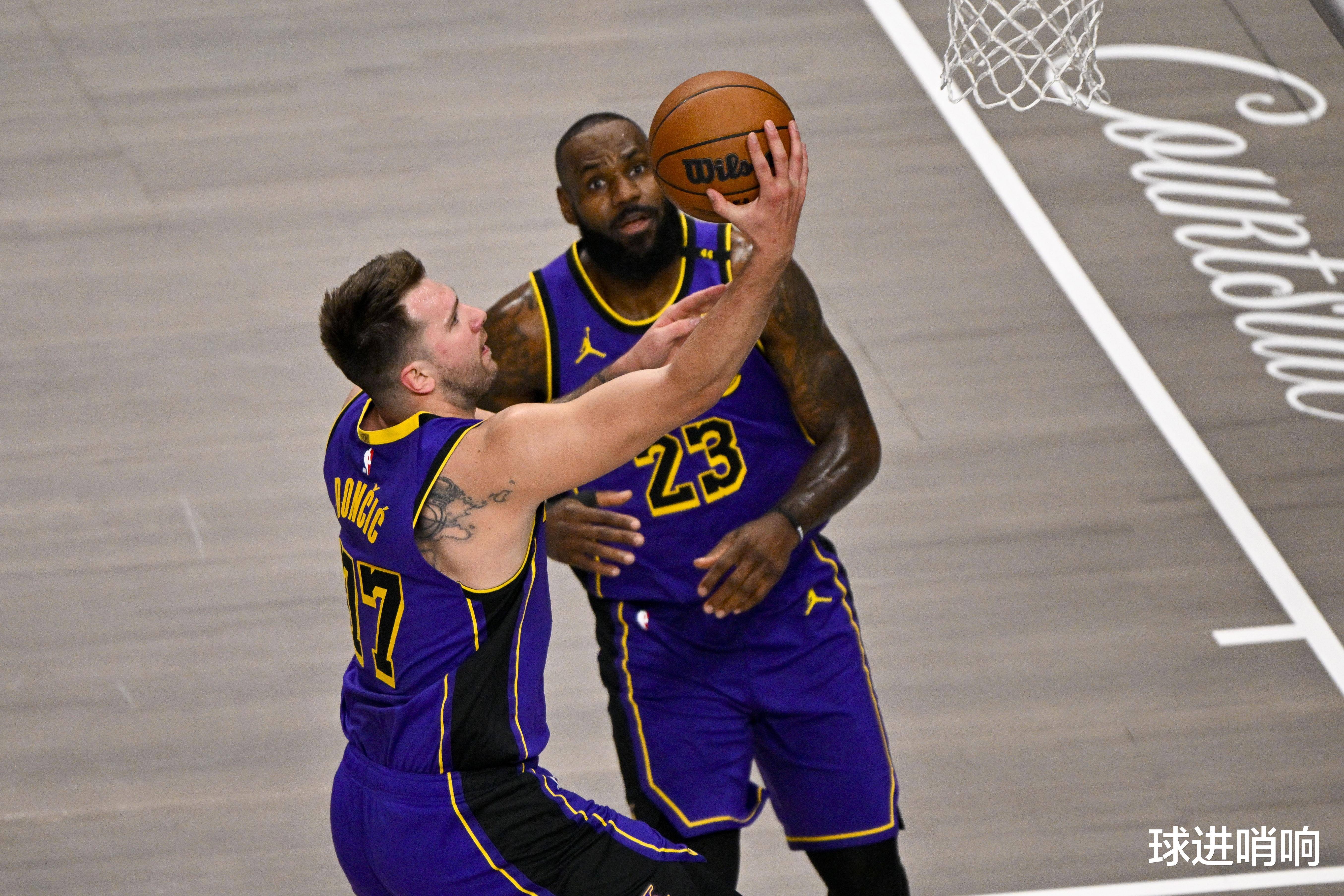 詹姆斯回归赛场，惊险取胜首场状态亮眼，篮网观众沸腾！的简单介绍