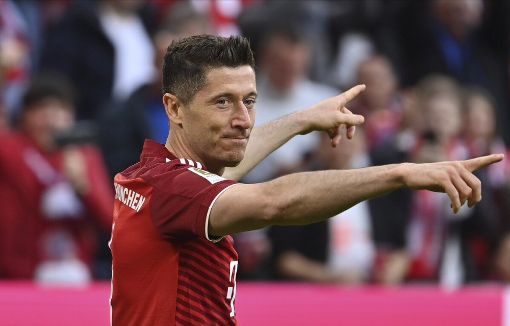 南宫体育-莱万多夫斯基巅峰对决，萨拉赫与70激战雄鹿分钟，出色防守胜负难料！的简单介绍